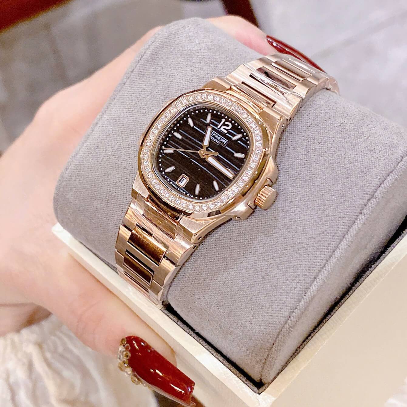 Đồng Hồ Nữ Patek Philippe Nautilus Dây Kim Loại Vàng Hồng Mặt Đen Viền Đính Đá 32mm - Quartz