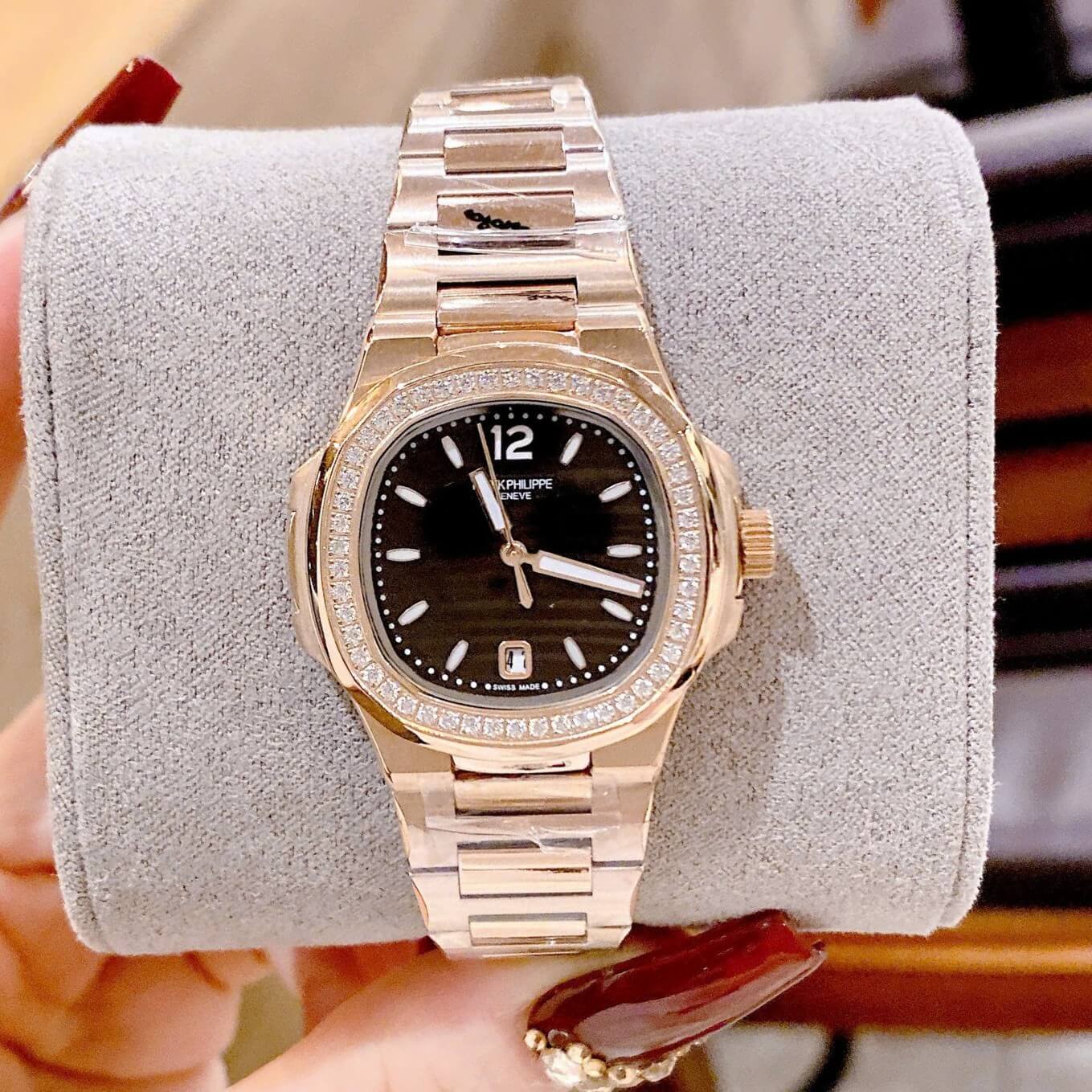 Đồng Hồ Nữ Patek Philippe Nautilus Dây Kim Loại Vàng Hồng Mặt Đen Viền Đính Đá 32mm - Quartz
