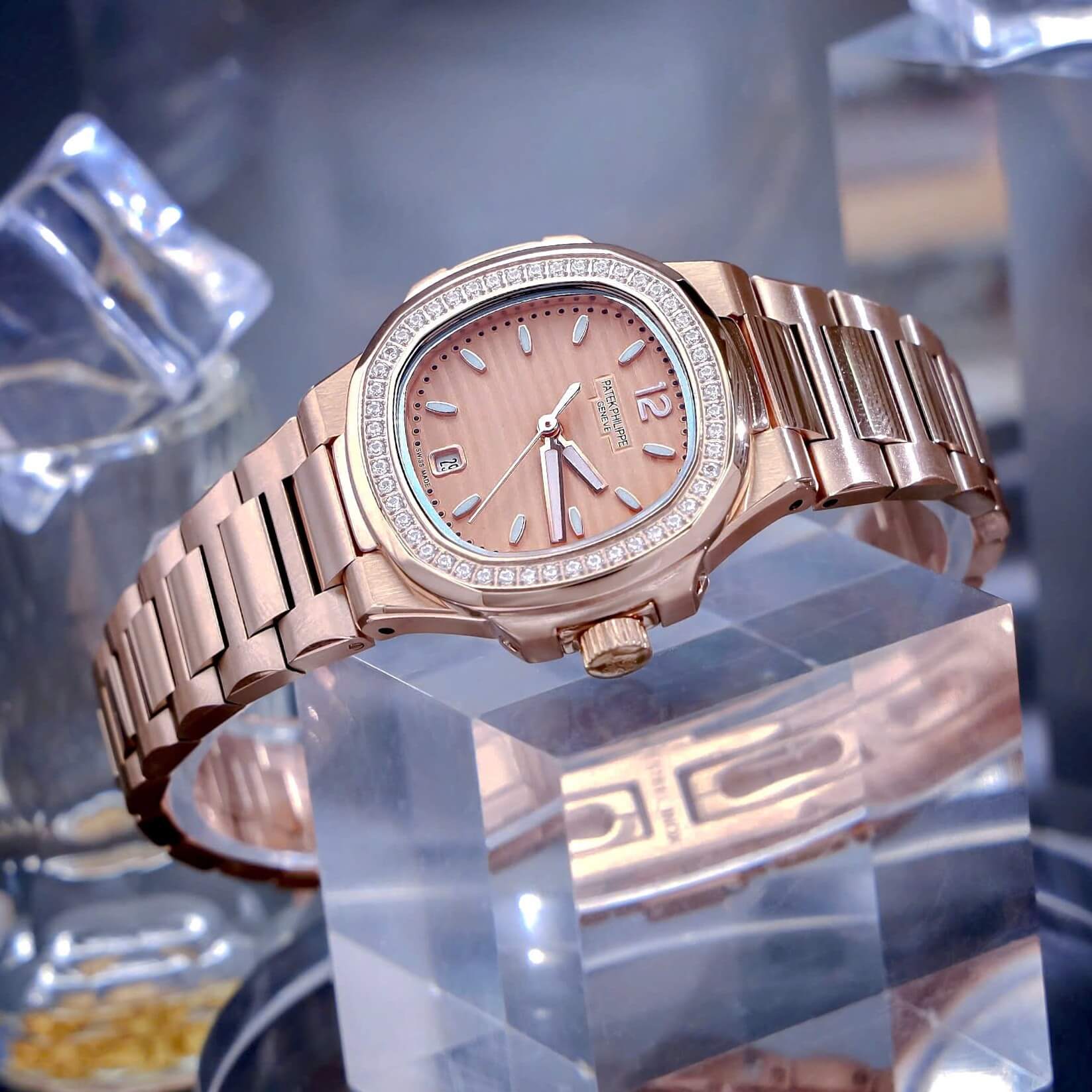 Đồng Hồ Nữ Patek Philippe Nautilus Dây Kim Loại Vàng Hồng Viền Đính Đá 32mm - Quartz
