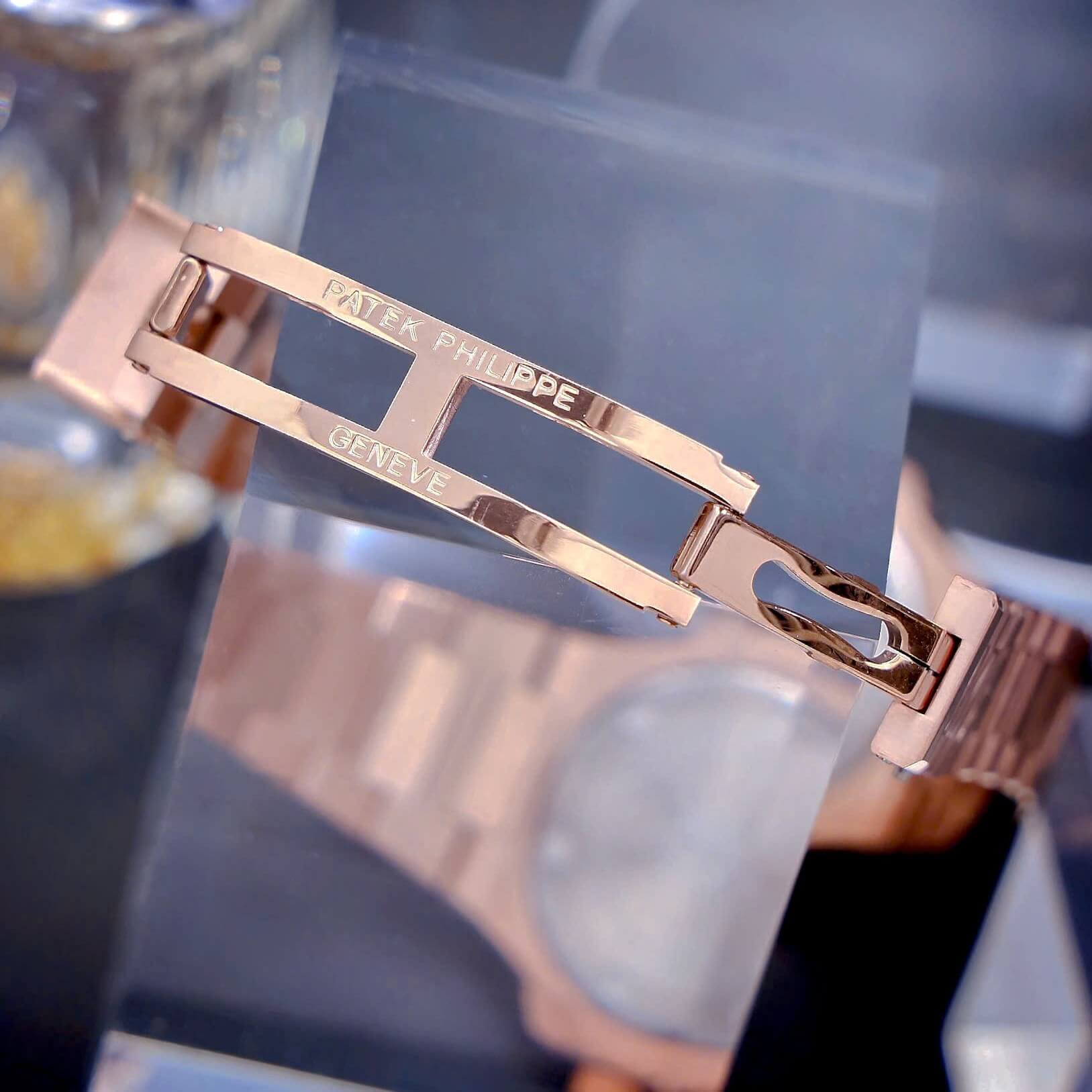 Đồng Hồ Nữ Patek Philippe Nautilus Dây Kim Loại Rose Gold Mặt Ombre Viền Đính Đá 32mm - Quartz