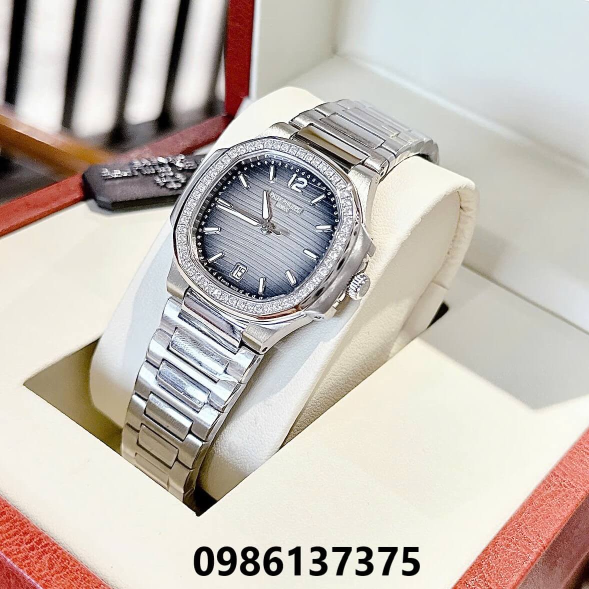 Đồng Hồ Nữ Patek Philippe Nautilus Màu Bạc Mặt Ombre Đen Máy Thụy Sĩ Size 36mm - Viền Đá