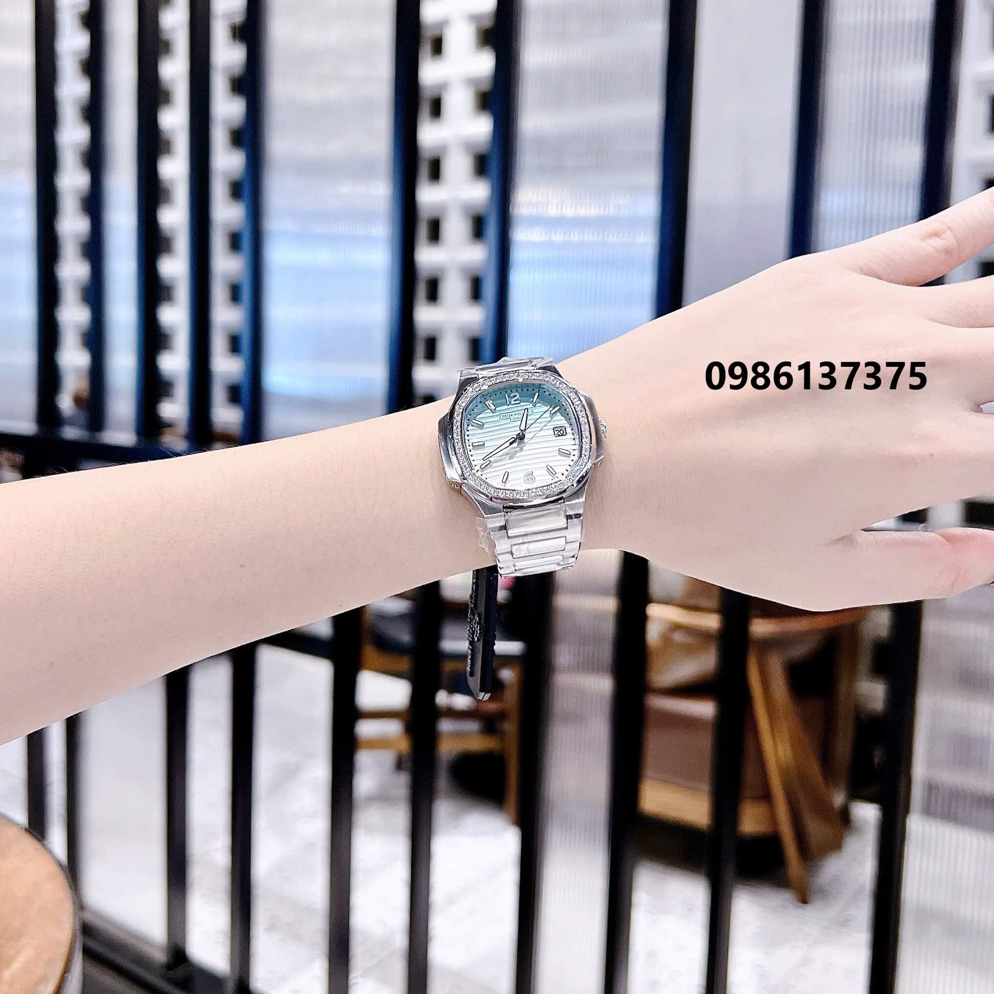 Đồng Hồ Nữ Patek Philippe Nautilus Bạc Mặt Ombre Xanh Mint Máy Thụy Sĩ Size 36mm - Viền Đá