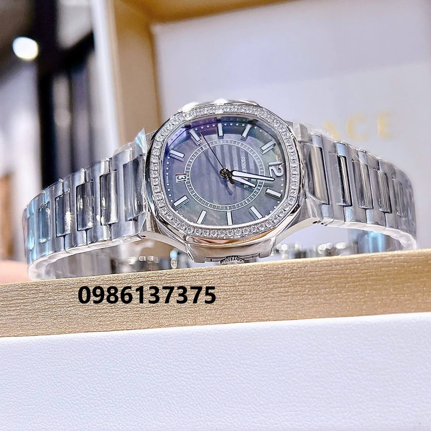 Đồng Hồ Nữ Patek Philippe Nautilus Màu Bạc Mặt Xám Xà Cừ Máy Thụy Sĩ Size 36mm - Viền Đá