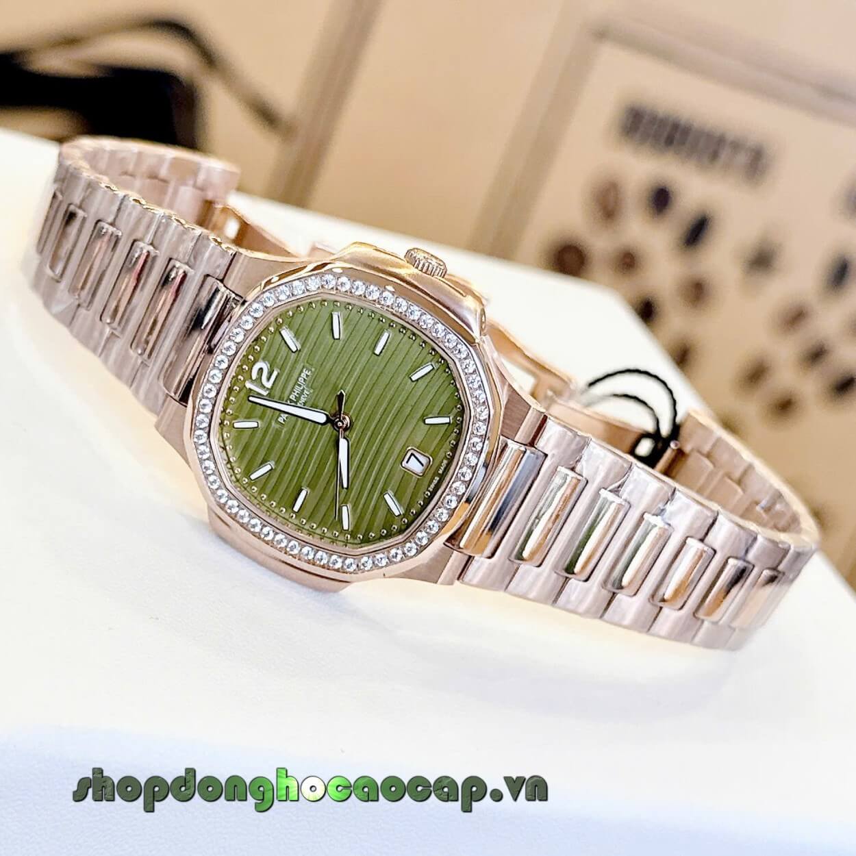 Đồng Hồ Nữ Patek Philippe Nautilus Màu Rose Gold Mặt Xanh Oliu Máy Thụy Sĩ Size 36mm - Viền Đá