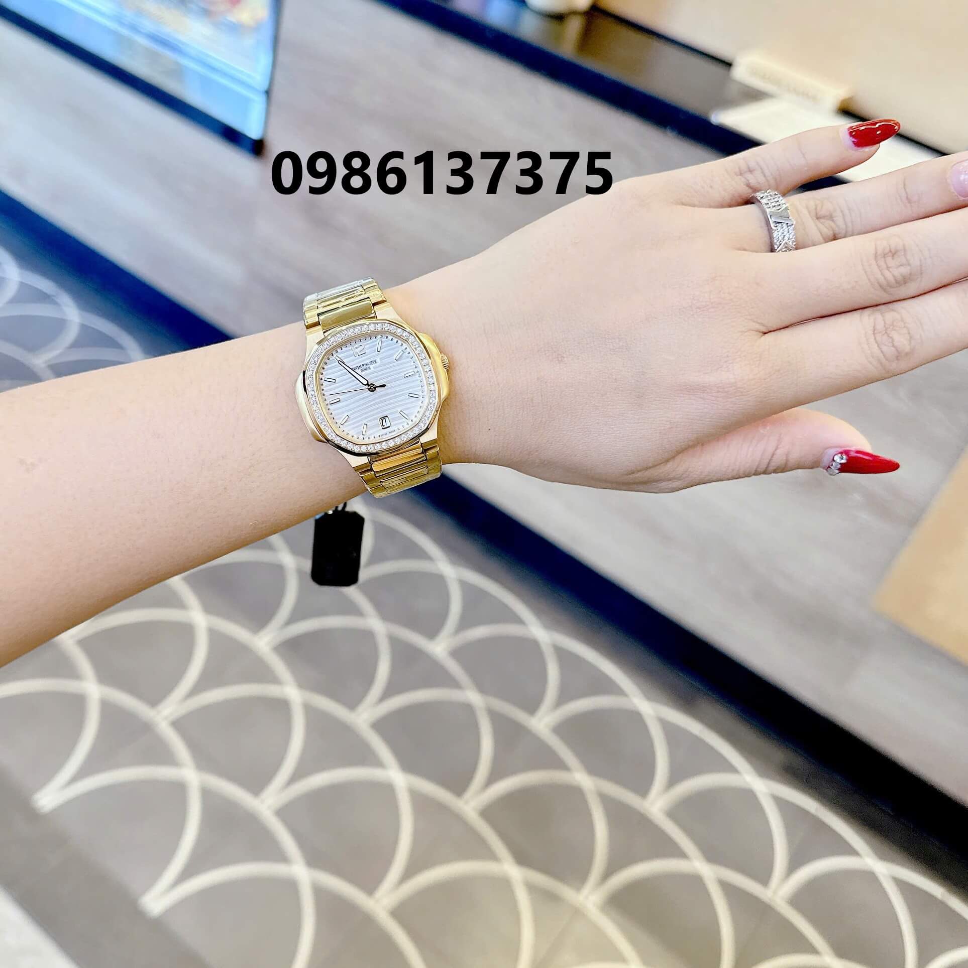 Đồng Hồ Nữ Patek Philippe Nautilus Màu Vàng Gold Mặt Trắng Máy Thụy Sĩ Size 36mm - Viền Đá