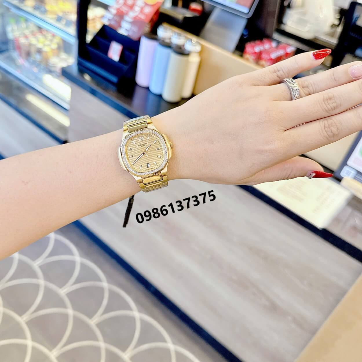 Đồng Hồ Nữ Patek Philippe Nautilus Màu Vàng Gold Mặt Vàng Máy Thụy Sĩ Size 36mm - Viền Đá