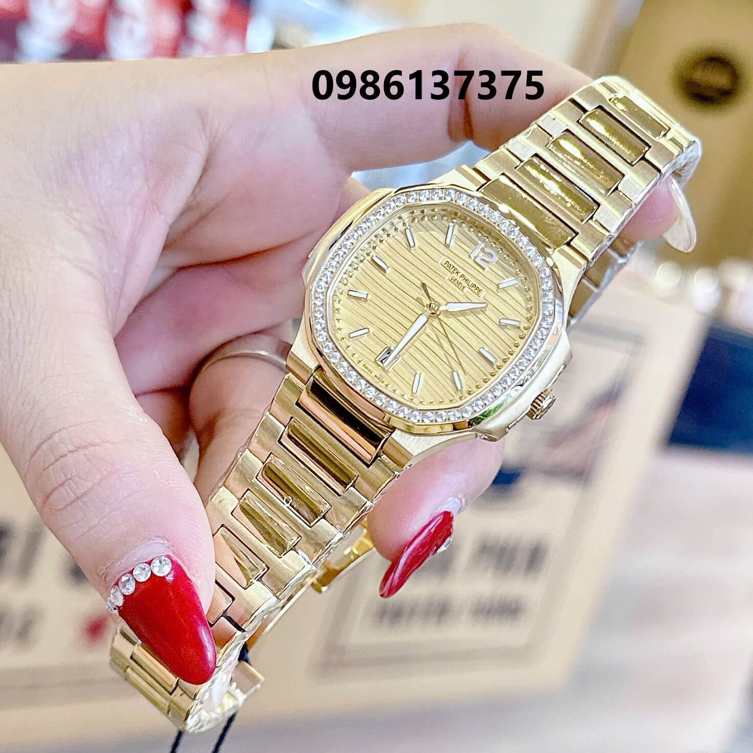 Đồng Hồ Nữ Patek Philippe Nautilus Màu Vàng Gold Mặt Vàng Máy Thụy Sĩ Size 36mm - Viền Đá