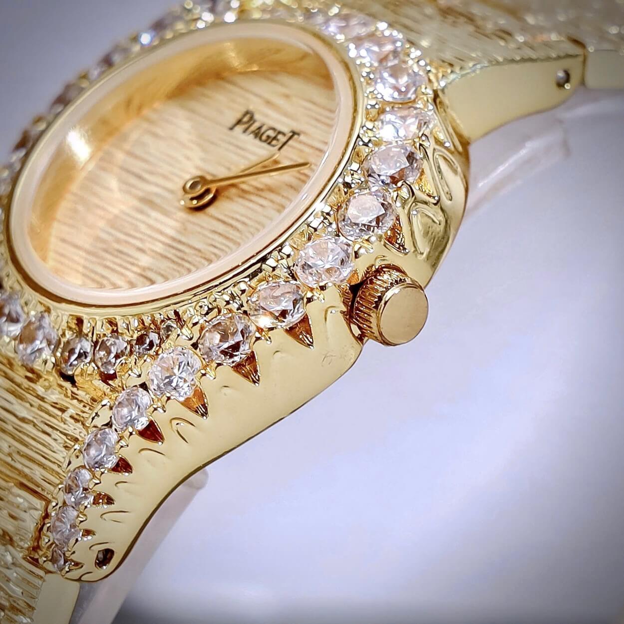 Đồng Hồ Nữ Piaget Dây Kim Loại Mesh Vàng Mặt Vàng Viền Đá Màu Size 26mm | Máy Pin