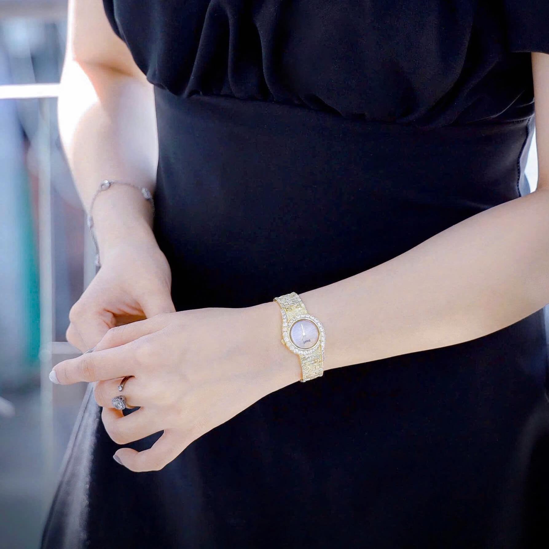 Đồng Hồ Nữ Piaget Dây Kim Loại Mesh Vàng Mặt Vàng Viền Đá Màu Size 26mm | Máy Pin