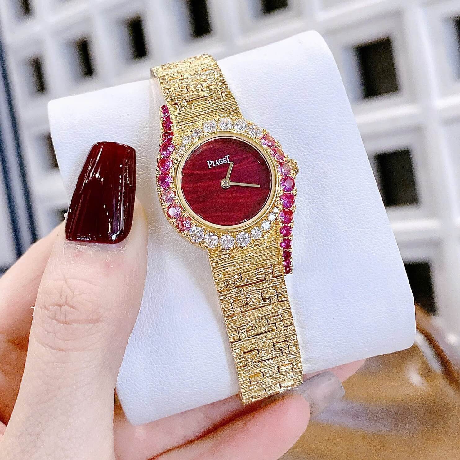 Đồng Hồ Piaget Nữ Dây Kim Loại Mesh Vàng Mặt Đỏ Viền Đá Đỏ Size 26mm - Máy Pin