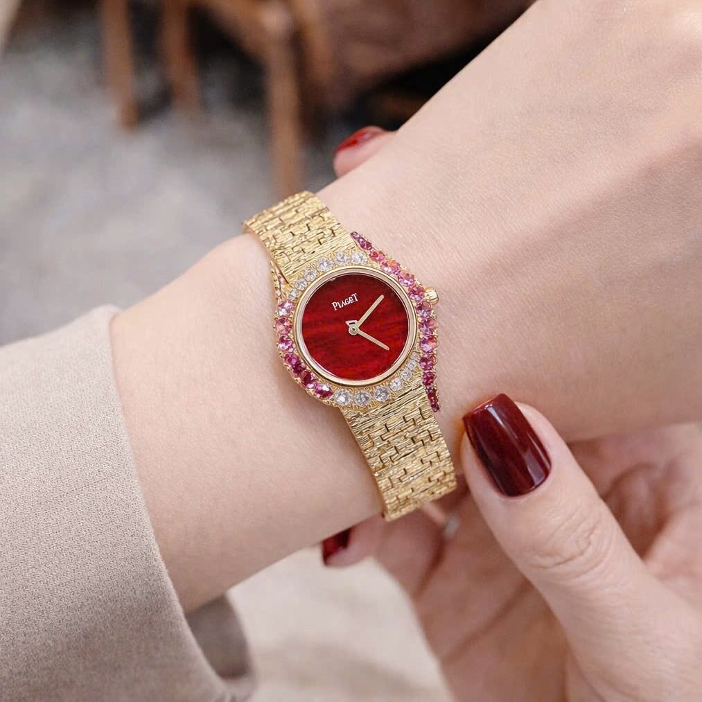 Đồng Hồ Piaget Nữ Dây Kim Loại Mesh Vàng Mặt Đỏ Viền Đá Đỏ Size 26mm - Máy Pin
