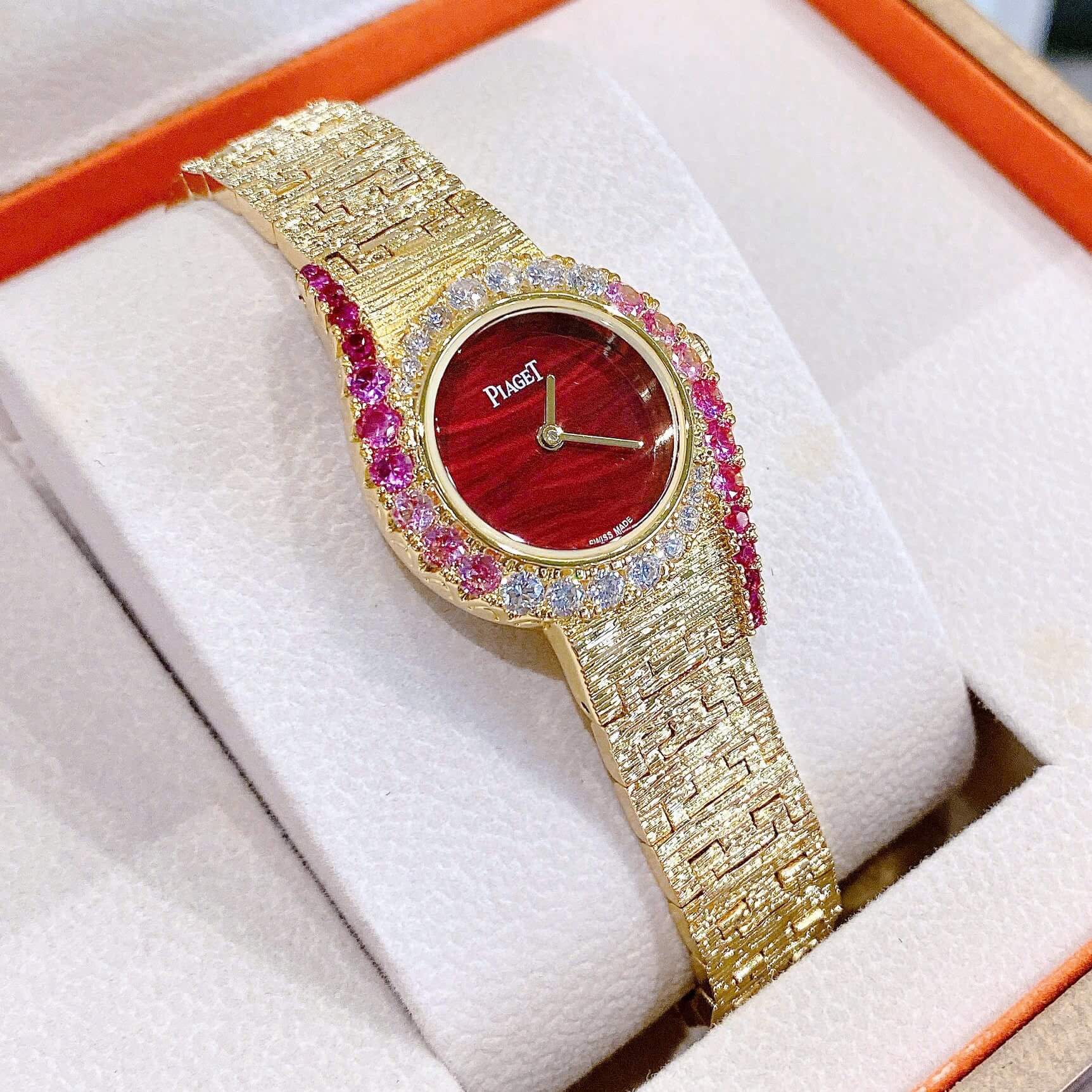 Đồng Hồ Piaget Nữ Dây Kim Loại Mesh Vàng Mặt Đỏ Viền Đá Đỏ Size 26mm - Máy Pin