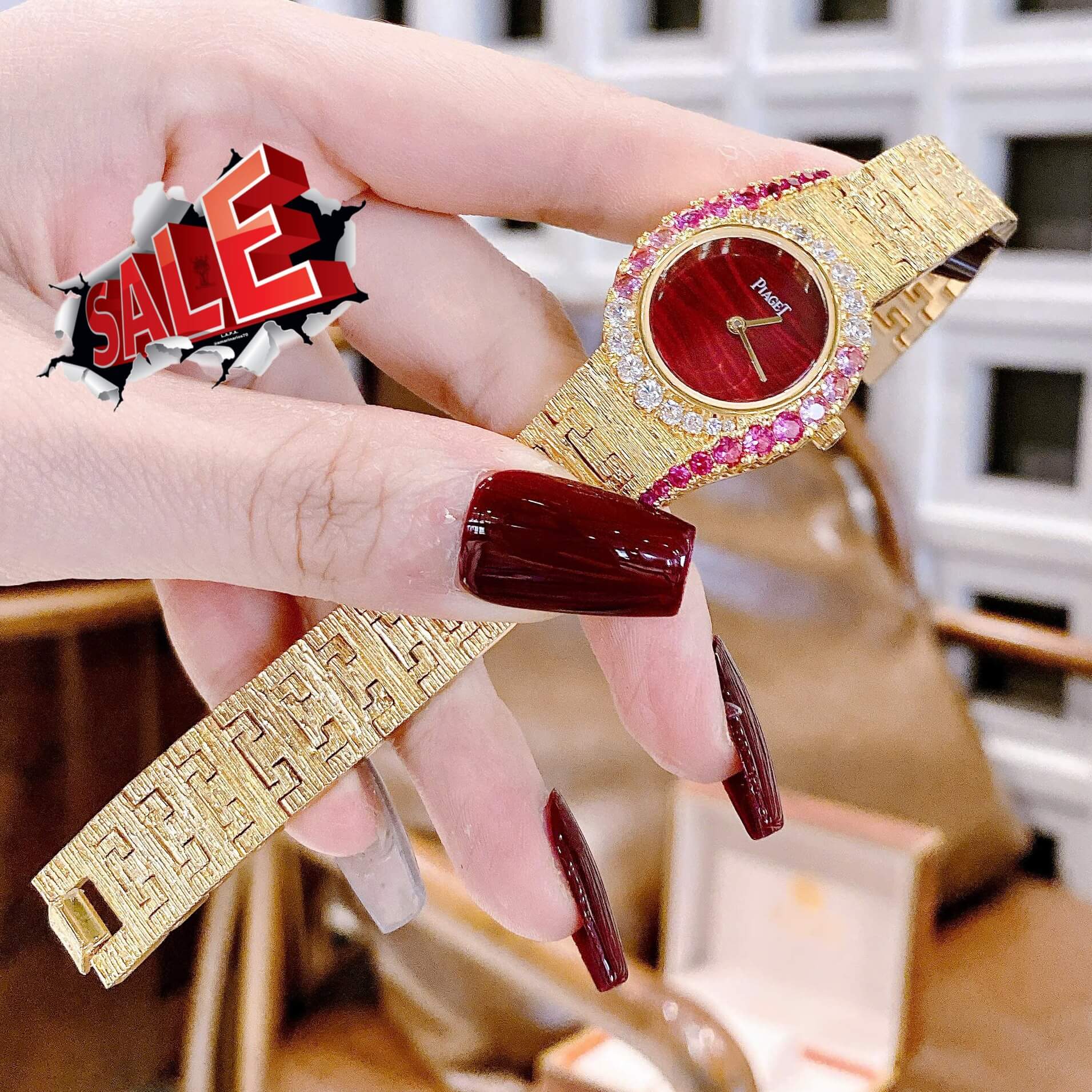 Đồng Hồ Piaget Nữ Dây Kim Loại Mesh Vàng Mặt Đỏ Viền Đá Đỏ Size 26mm - Máy Pin