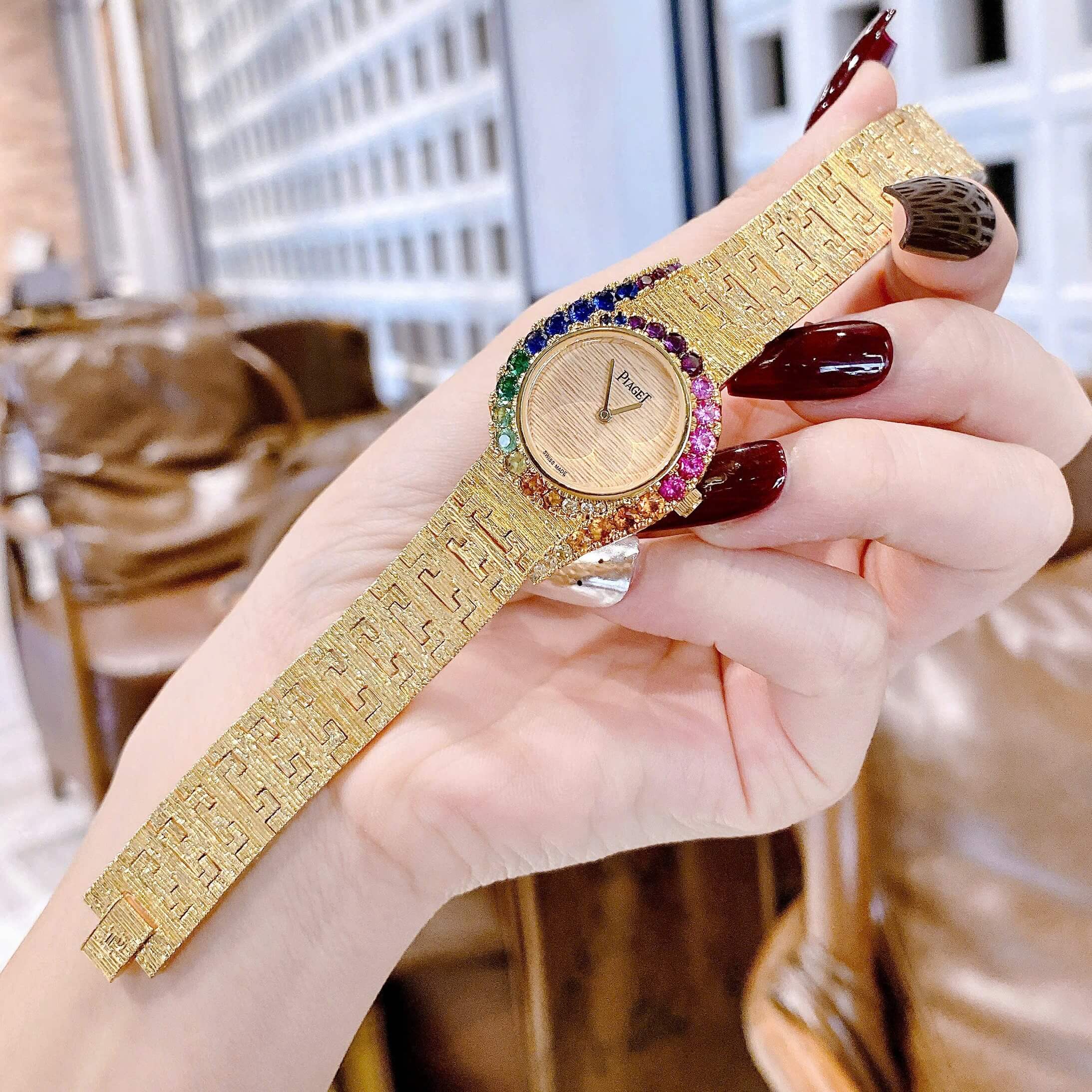 Đồng Hồ Piaget Nữ Dây Kim Loại Mesh Vàng Mặt Vàng Viền Đá Màu Size 26mm - Máy Pin