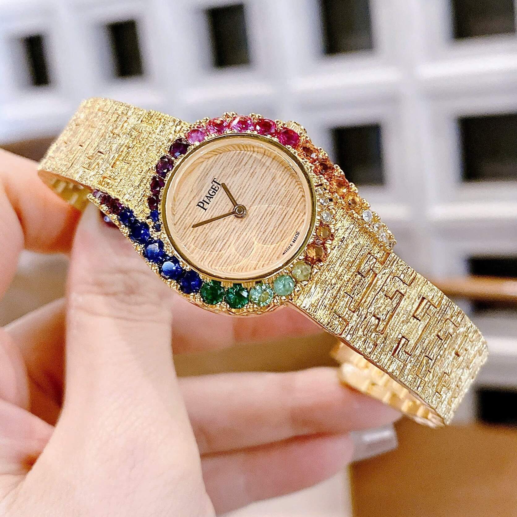 Đồng Hồ Piaget Nữ Dây Kim Loại Mesh Vàng Mặt Vàng Viền Đá Màu Size 26mm - Máy Pin