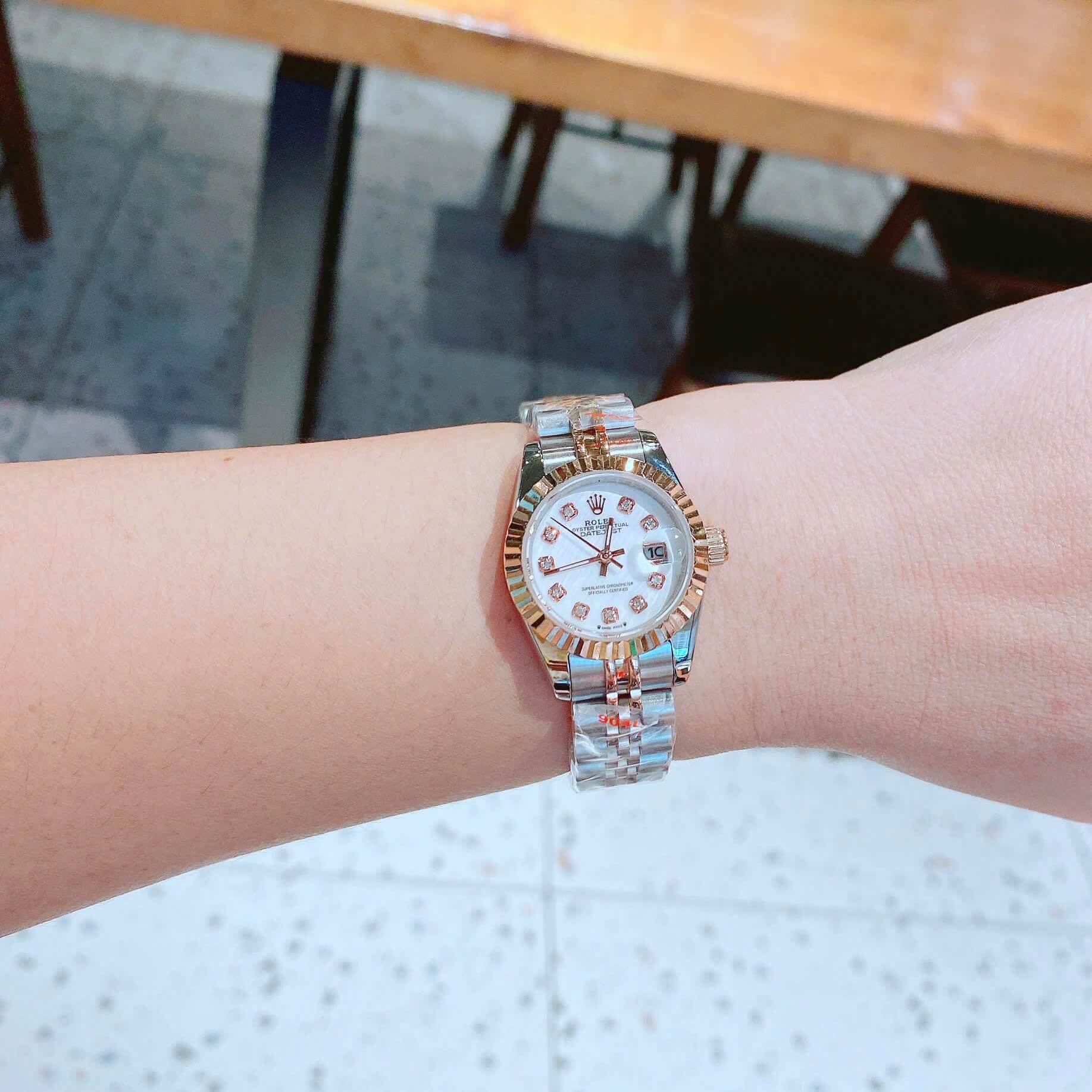 Đồng Hồ Nữ Ro Lex Datejust Máy Pin Size 28mm – Màu Demi Rose Mặt Trắng Xà Cừ