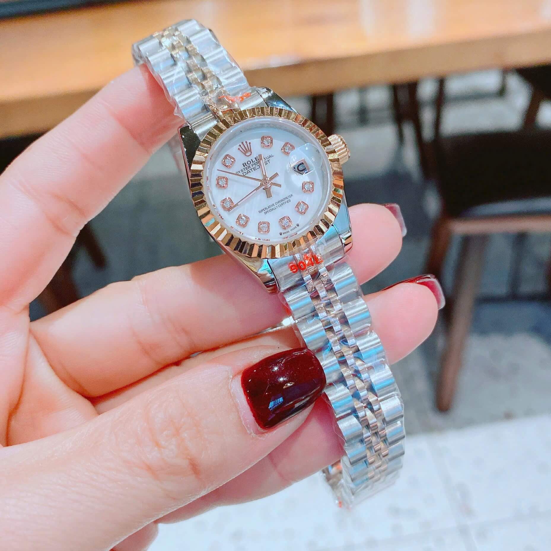 Đồng Hồ Nữ Ro Lex Datejust Máy Pin Size 28mm – Màu Demi Rose Mặt Trắng Xà Cừ