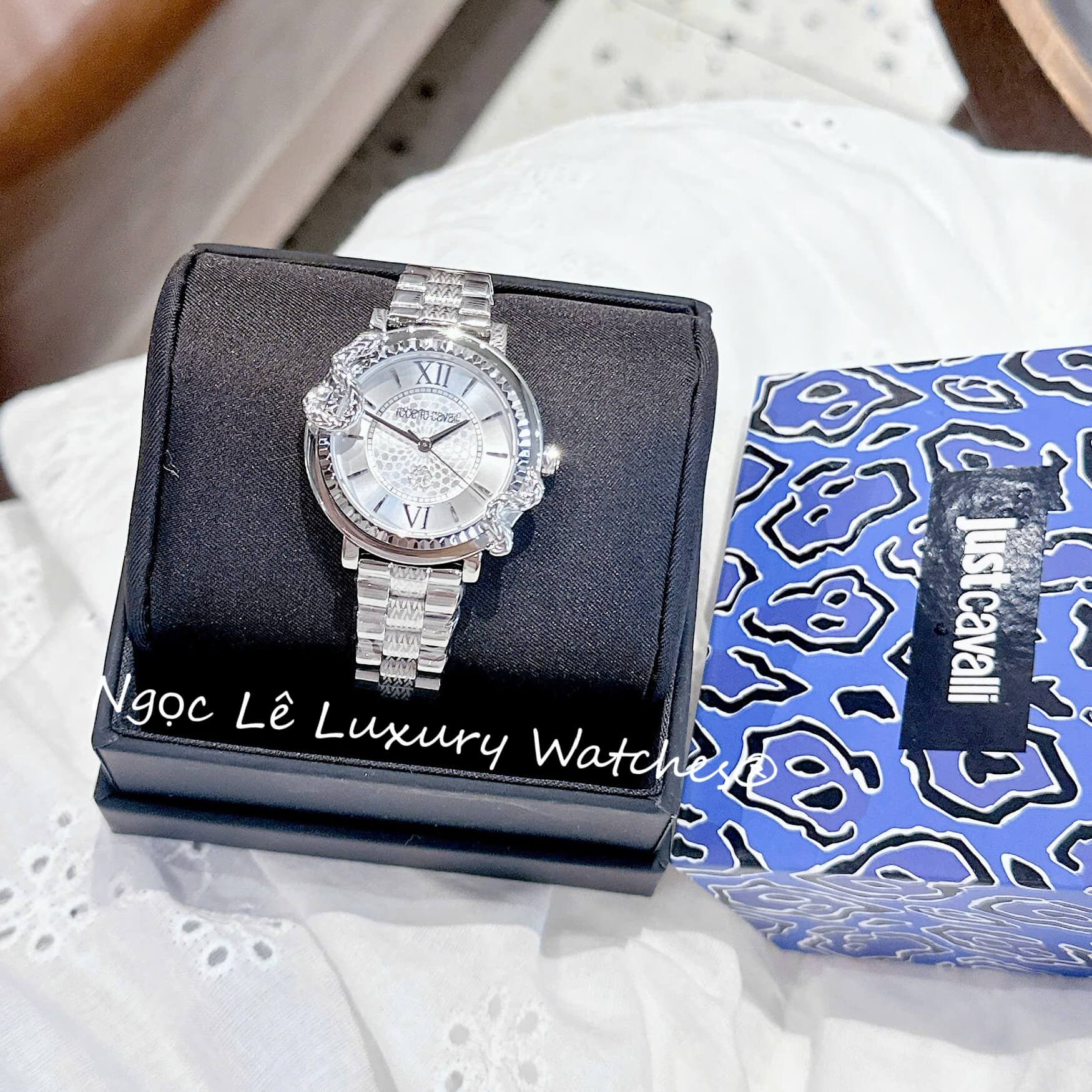 Đồng Hồ Nữ Roberto Cavalli Dây Thép Bạc Mặt Trắng Họa Tiết Rắn Size 32mm - Quartz
