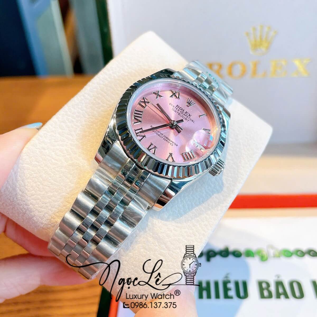 Đồng Hồ Nữ Rolex Datejust Máy Cơ Tự Động Dây Kim Loại Silver Mặt Hồng Niềng Khía Size 31mm - Mặt Số La Mã - Kính Sapphire - Máy Cơ Tự Động Japan - Lịch Ngày Vị Trí 3h  Chiếc Rolex Datejust này là một biểu tượng của sự sang trọng, thanh lịch và đẳng cấp vư