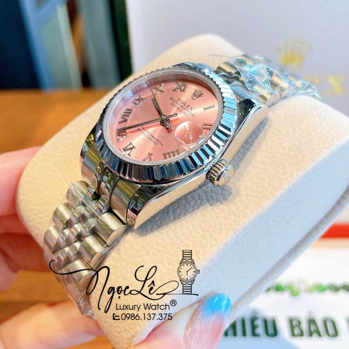 Đồng Hồ Nữ Rolex Datejust Máy Cơ Tự Động Dây Kim Loại Silver Mặt Hồng Niềng Khía Size 31mm - Mặt Số La Mã - Kính Sapphire - Máy Cơ Tự Động Japan - Lịch Ngày Vị Trí 3h  Chiếc Rolex Datejust này là một biểu tượng của sự sang trọng, thanh lịch và đẳng cấp vư