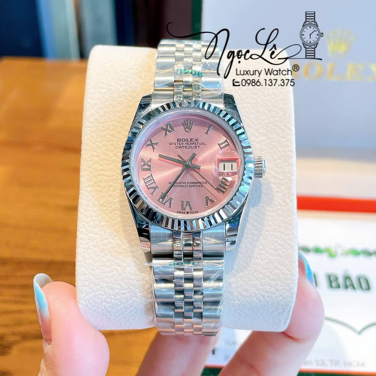 Đồng Hồ Nữ Rolex Datejust Máy Cơ Tự Động Dây Kim Loại Silver Mặt Hồng Niềng Khía Size 31mm - Mặt Số La Mã - Kính Sapphire - Máy Cơ Tự Động Japan - Lịch Ngày Vị Trí 3h  Chiếc Rolex Datejust này là một biểu tượng của sự sang trọng, thanh lịch và đẳng cấp vư