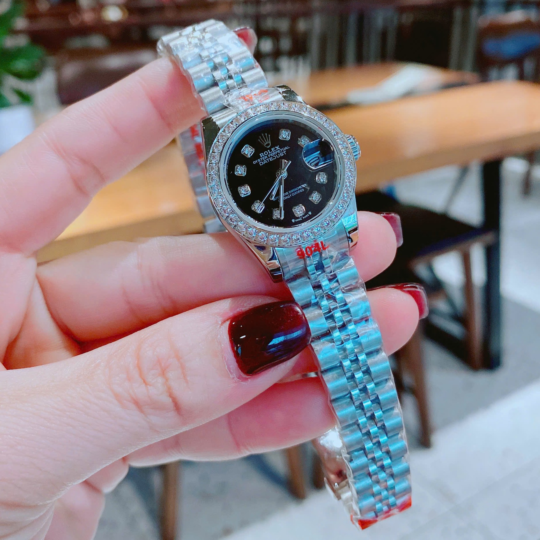 Đồng Hồ Nữ RoLex Datejust Máy Pin Size 28mm – Dây Bạc Mặt Đen Viền Đính Đá