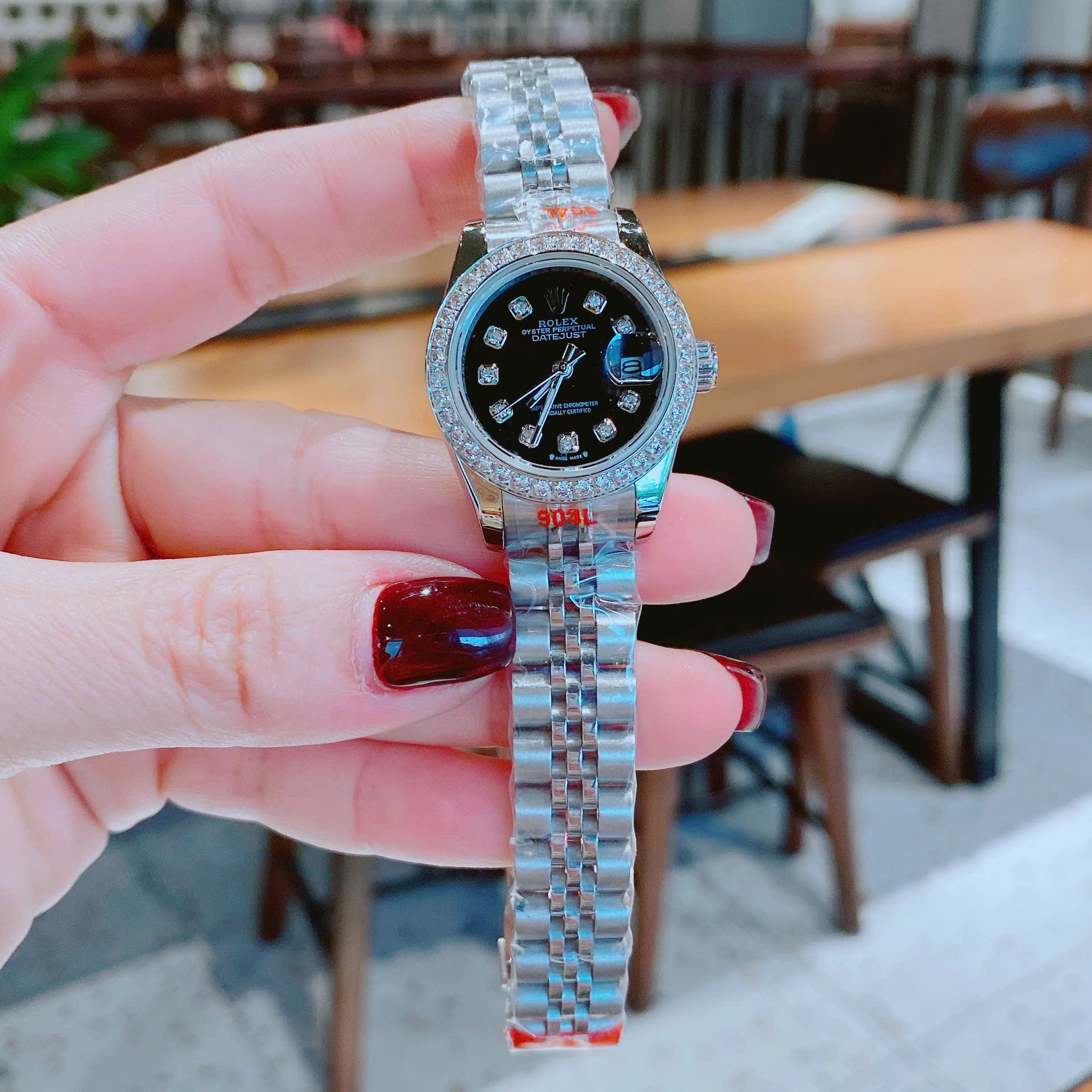 Đồng Hồ Nữ RoLex Datejust Máy Pin Size 28mm – Dây Bạc Mặt Đen Viền Đính Đá