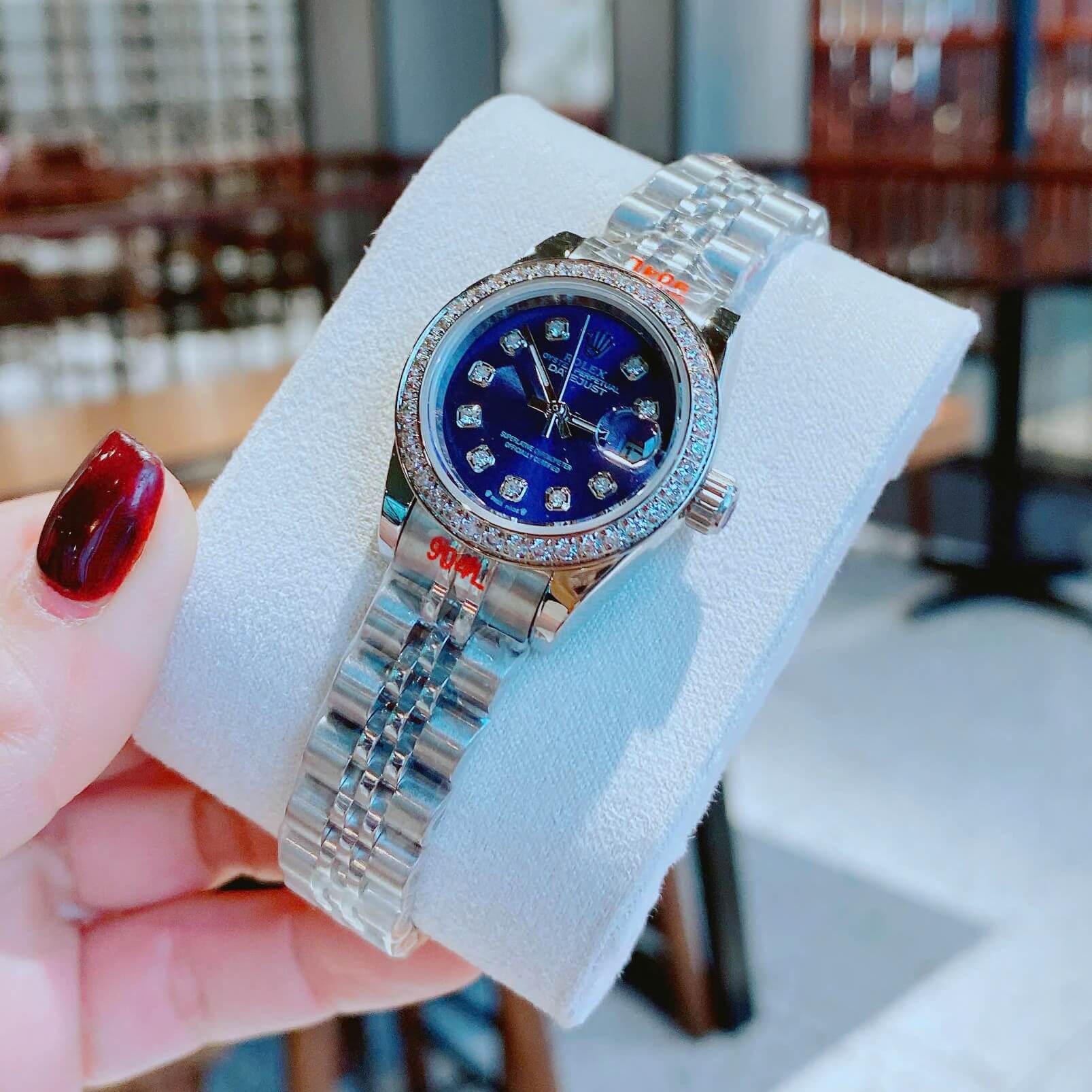 Đồng Hồ Nữ RoLex Datejust Máy Pin Size 28mm – Dây Bạc Mặt Xanh Dương Viền Đính Đá