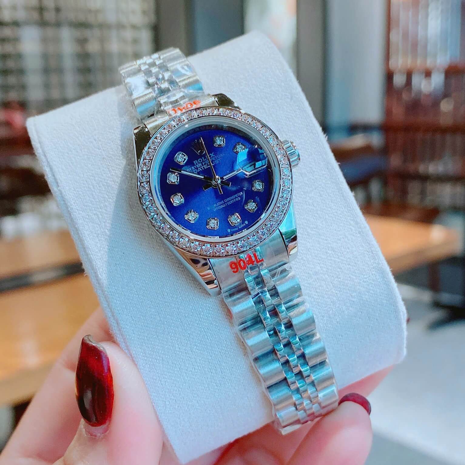 Đồng Hồ Nữ RoLex Datejust Máy Pin Size 28mm – Dây Bạc Mặt Xanh Dương Viền Đính Đá