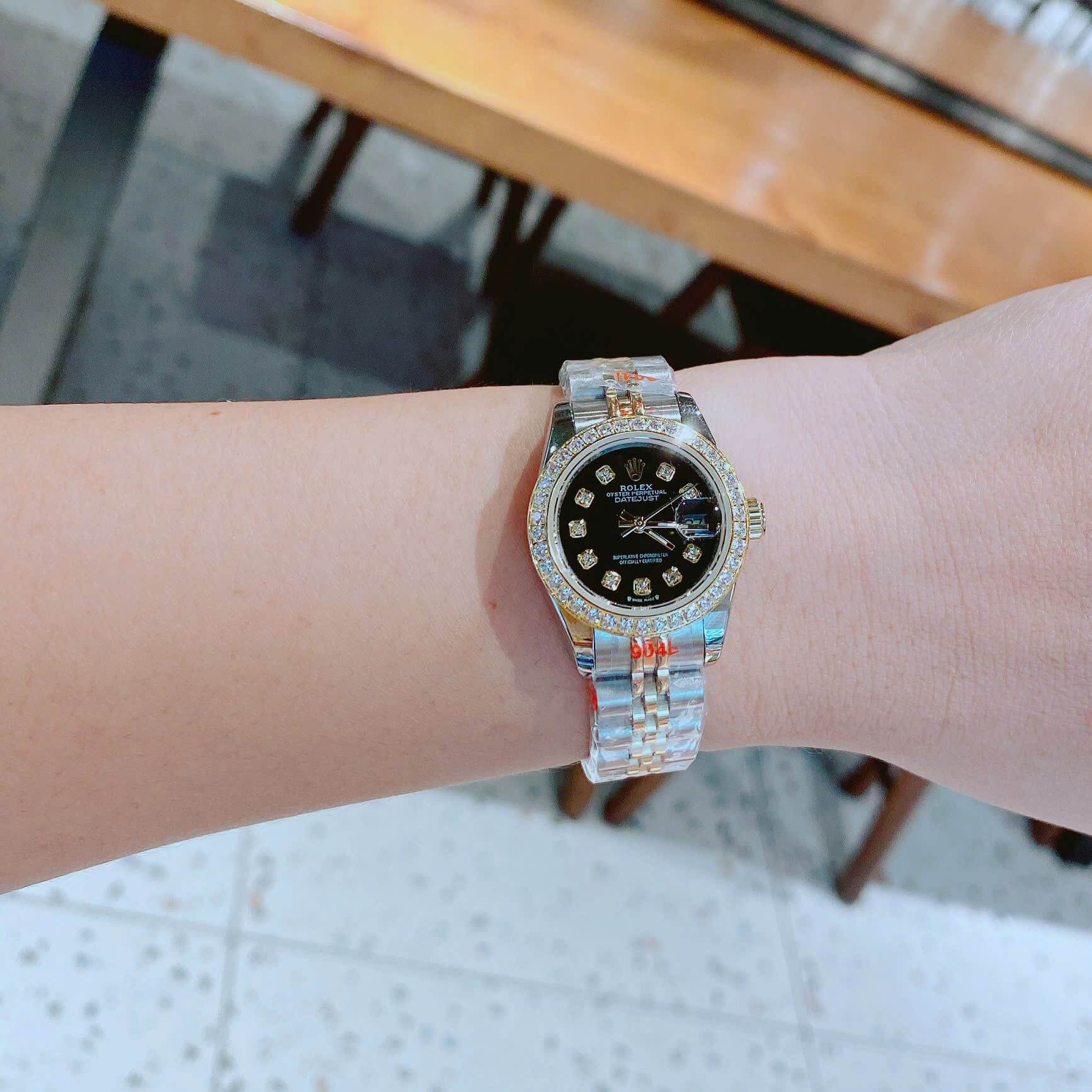 Đồng Hồ Nữ RoLex Datejust Máy Pin Size 28mm – Dây Demi Vàng Gold Mặt Đen Viền Đính Đá
