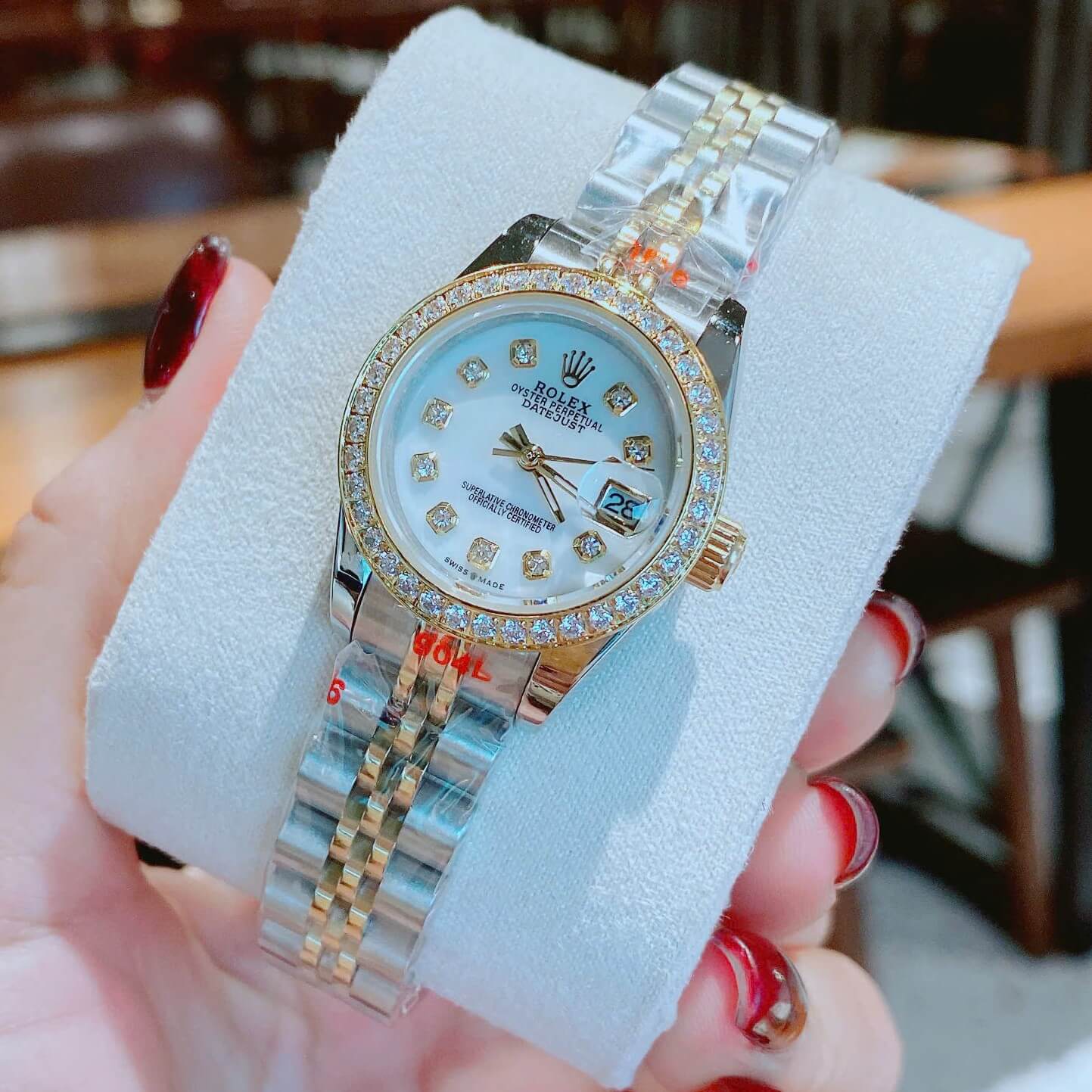 Đồng Hồ Nữ RoLex Datejust Máy Pin Size 28mm – Dây Demi Vàng Gold Mặt Trắng Xà Cừ Viền Đính Đá