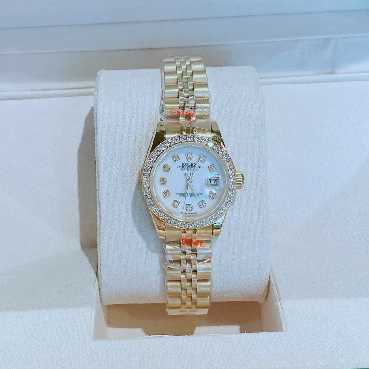 Đồng Hồ Nữ RoLex Datejust Máy Pin Size 28mm – Dây Vàng Gold Mặt Trắng Xà Cừ Viền Đính Đá