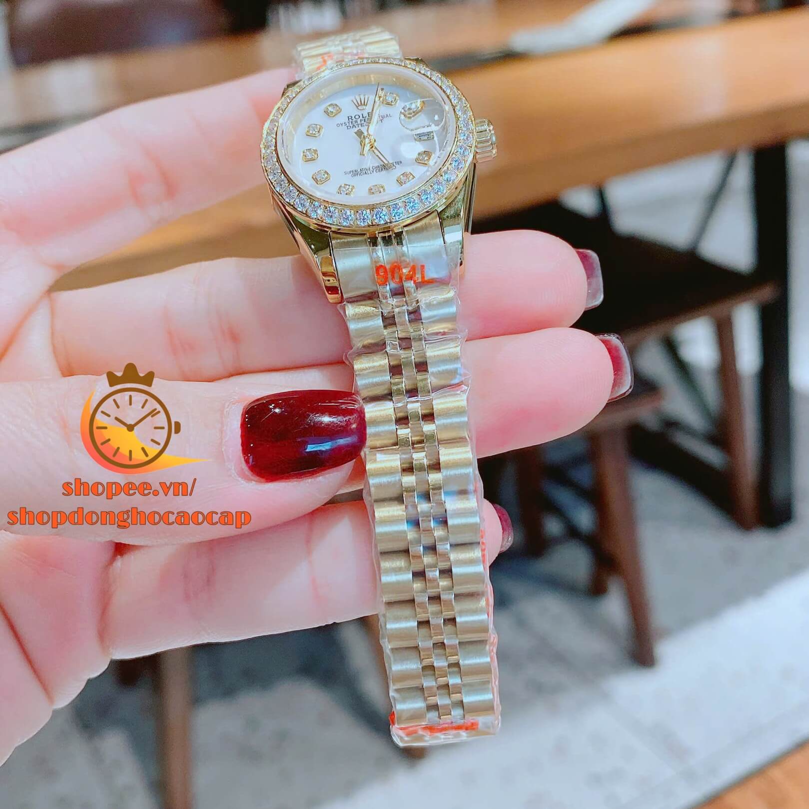 Đồng Hồ Nữ RoLex Datejust Máy Pin Size 28mm – Dây Vàng Gold Mặt Trắng Xà Cừ Viền Đính Đá