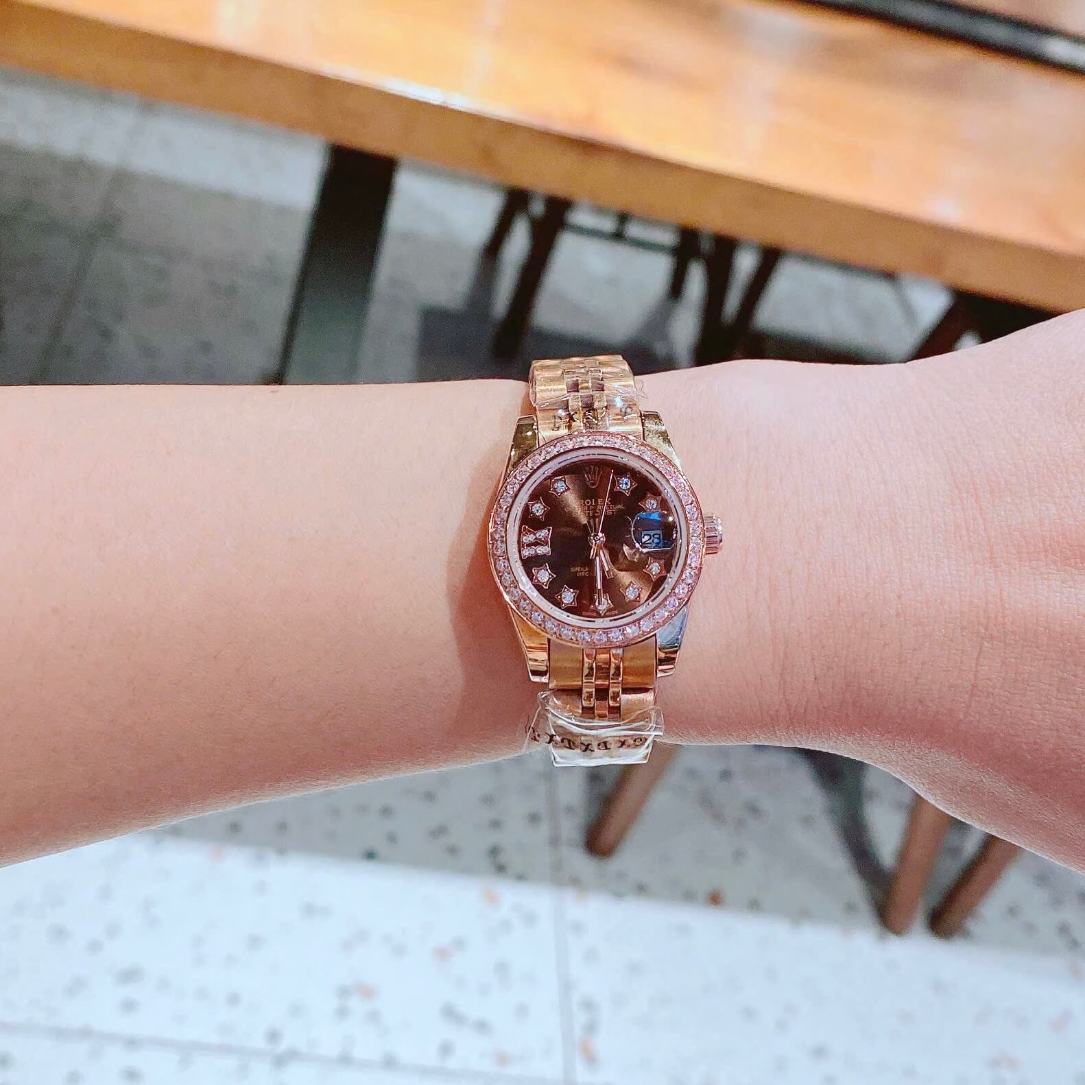 Đồng Hồ Nữ RoLex Datejust Máy Pin Size 28mm – Vàng Hồng Mặt Nâu Viền Đá Ngôi Sao