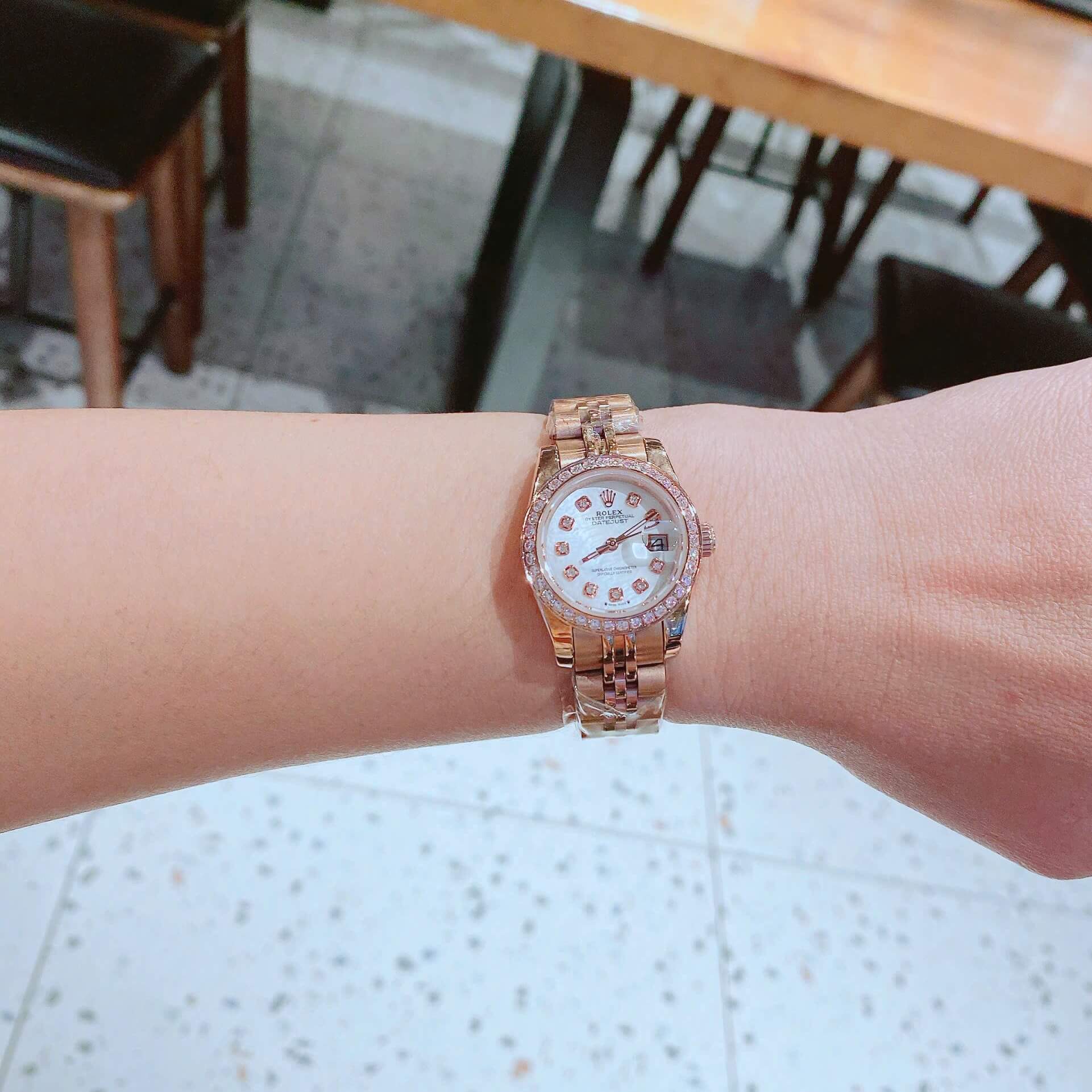 Đồng Hồ Nữ RoLex Datejust Máy Pin Size 28mm – Vàng Hồng Mặt Trắng Xà Cừ Viền Đá