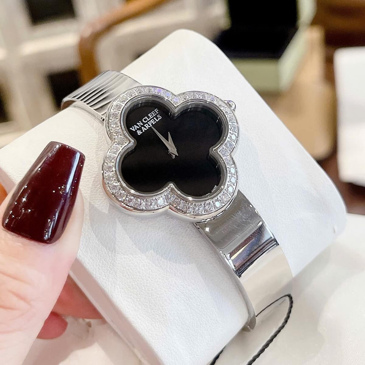 Đồng Hồ Nữ Van Cleef Cuff Bông Hoa Mặt Đen Viền Đá Kim Loại Silver Size 28mm