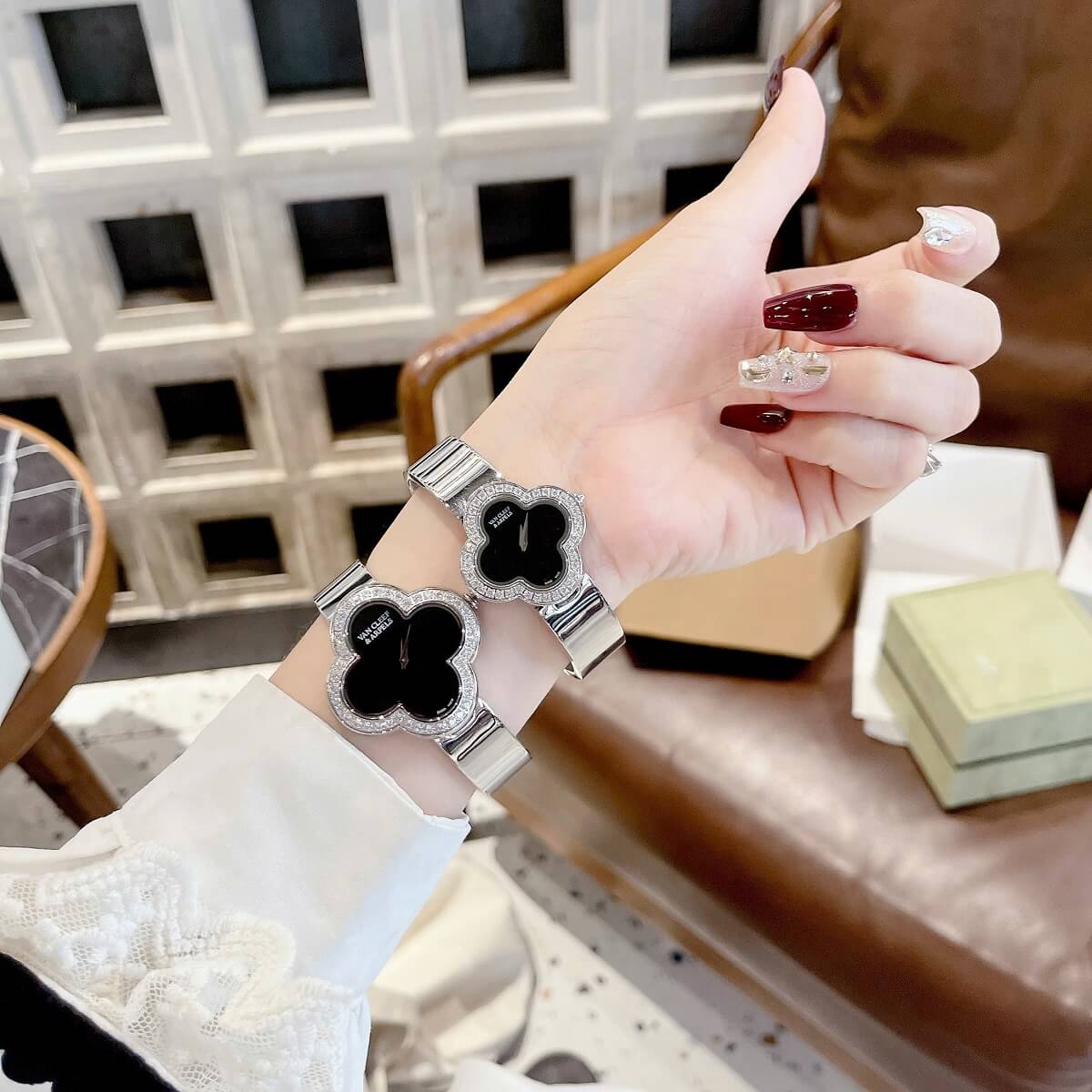 Đồng Hồ Nữ Van Cleef Cuff Bông Hoa Mặt Đen Viền Đá Kim Loại Silver Size 28mm
