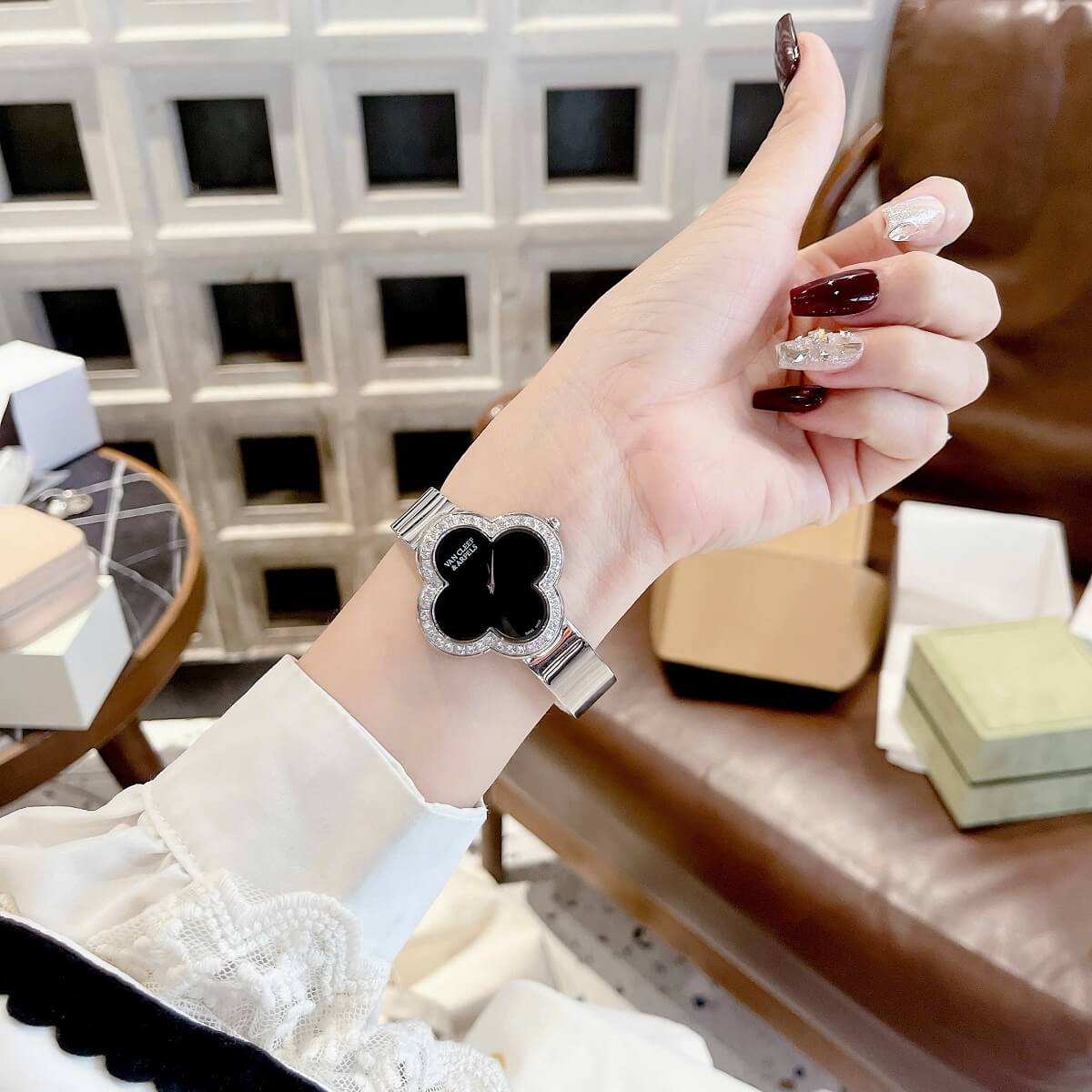 Đồng Hồ Nữ Van Cleef Cuff Bông Hoa Mặt Đen Viền Đá Kim Loại Silver Size 28mm