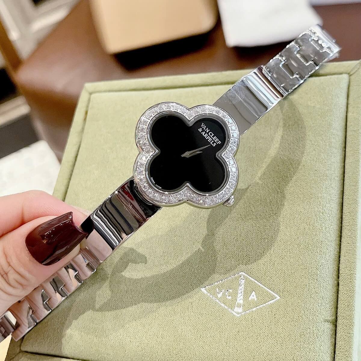 Đồng Hồ Nữ Van Cleef Cuff Bông Hoa Mặt Đen Viền Đá Kim Loại Silver Size 28mm