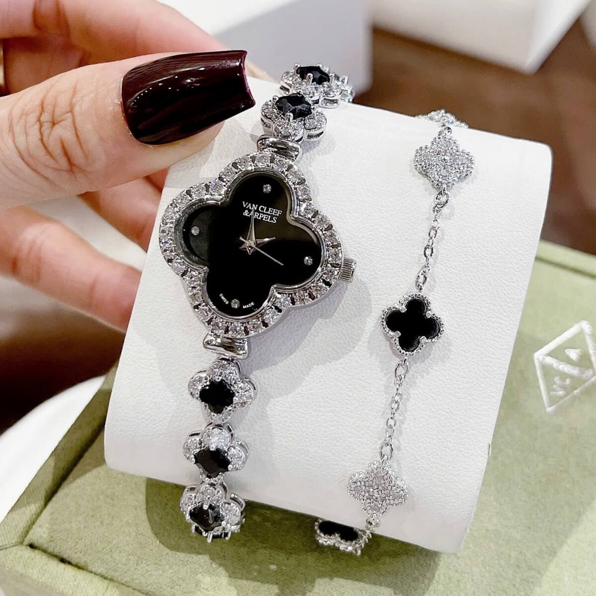 Đồng Hồ Nữ Van Cleef & Arpels Cỏ 4 Lá Mặt Đen Viền Đá Vỏ Silver Size 27mm - Đồng Hồ Lắc Tay Nữ
