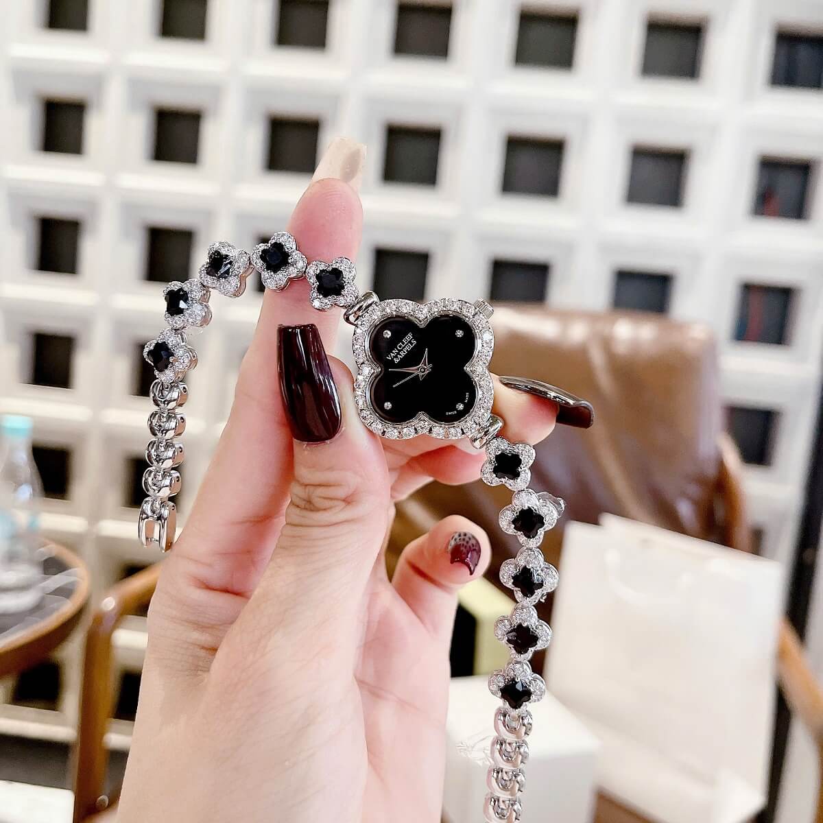Đồng Hồ Nữ Van Cleef & Arpels Cỏ 4 Lá Mặt Đen Viền Đá Vỏ Silver Size 27mm - Đồng Hồ Lắc Tay Nữ