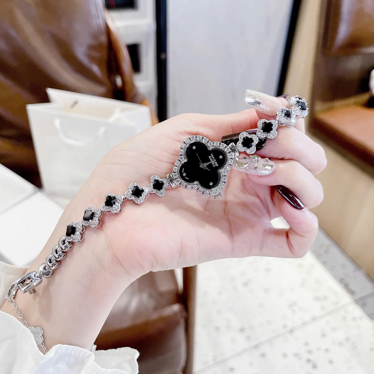 Đồng Hồ Nữ Van Cleef & Arpels Cỏ 4 Lá Mặt Đen Viền Đá Vỏ Silver Size 27mm - Đồng Hồ Lắc Tay Nữ