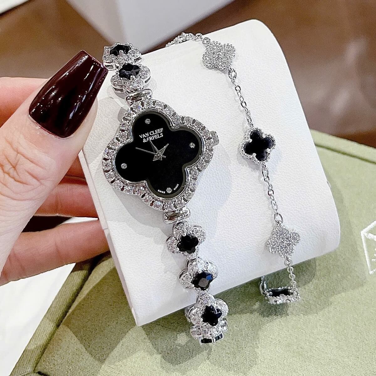 Đồng Hồ Nữ Van Cleef & Arpels Cỏ 4 Lá Mặt Đen Viền Đá Vỏ Silver Size 27mm - Đồng Hồ Lắc Tay Nữ