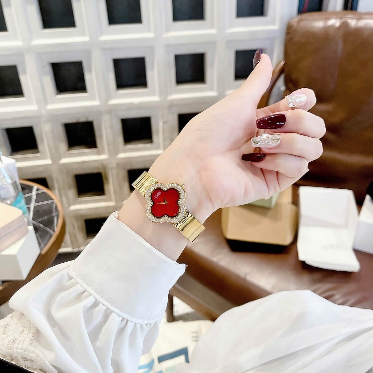 Đồng Hồ Nữ Van Cleef Cuff Bông Hoa Mặt Đỏ Viền Đá Kim Loại Mạ Vàng Size 28mm