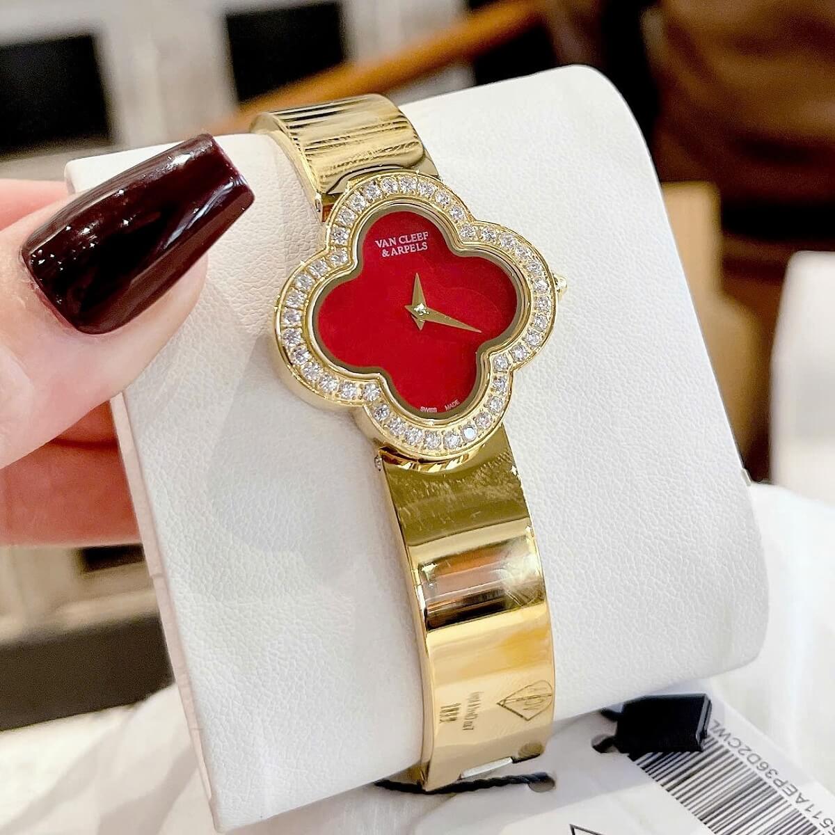 Đồng Hồ Nữ Van Cleef Cuff Bông Hoa Mặt Đỏ Viền Đá Kim Loại Mạ Vàng Size 28mm