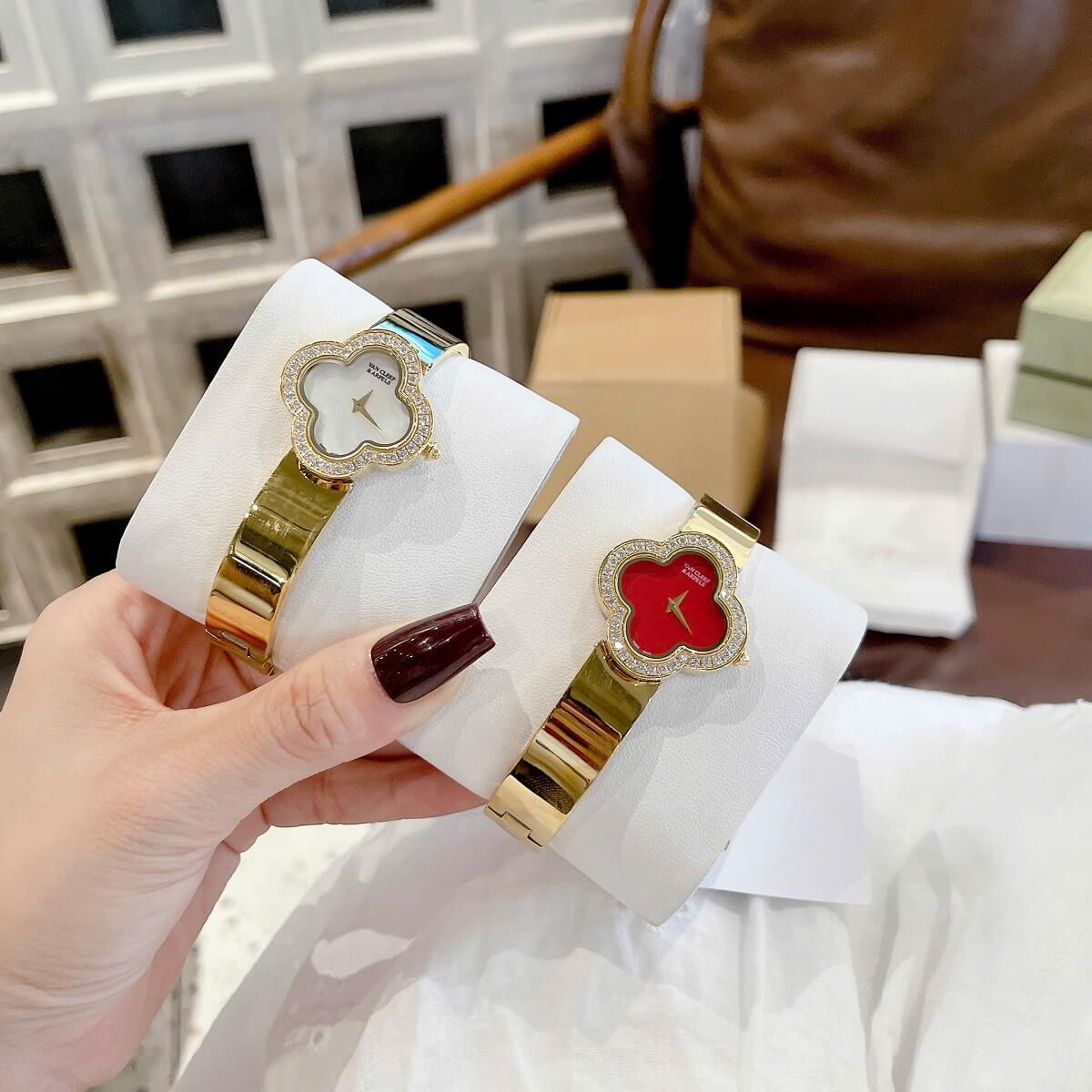 Đồng Hồ Nữ Van Cleef Cuff Bông Hoa Mặt Đỏ Viền Đá Kim Loại Mạ Vàng Size 28mm