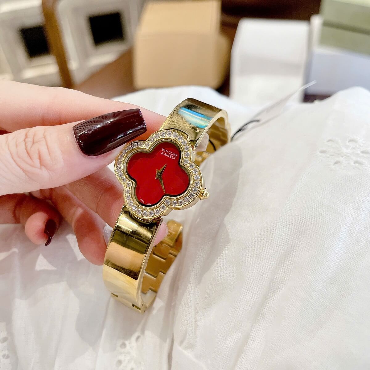 Đồng Hồ Nữ Van Cleef Cuff Bông Hoa Mặt Đỏ Viền Đá Kim Loại Mạ Vàng Size 28mm