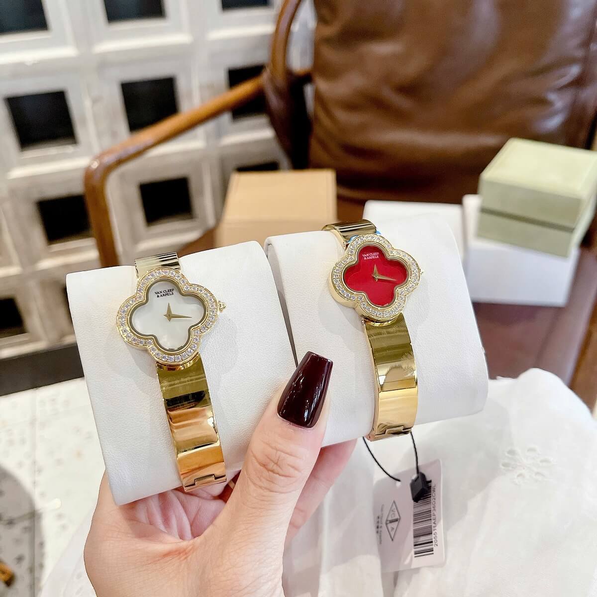 Đồng Hồ Nữ Van Cleef Cuff Bông Hoa Mặt Đỏ Viền Đá Kim Loại Mạ Vàng Size 28mm