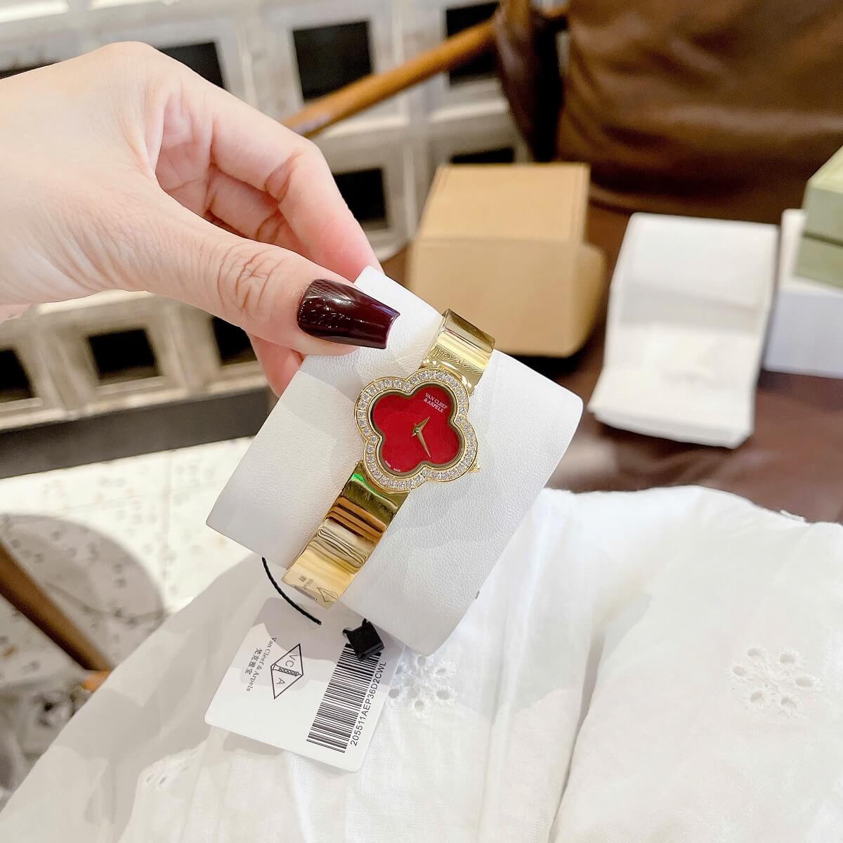 Đồng Hồ Nữ Van Cleef Cuff Bông Hoa Mặt Đỏ Viền Đá Kim Loại Mạ Vàng Size 28mm