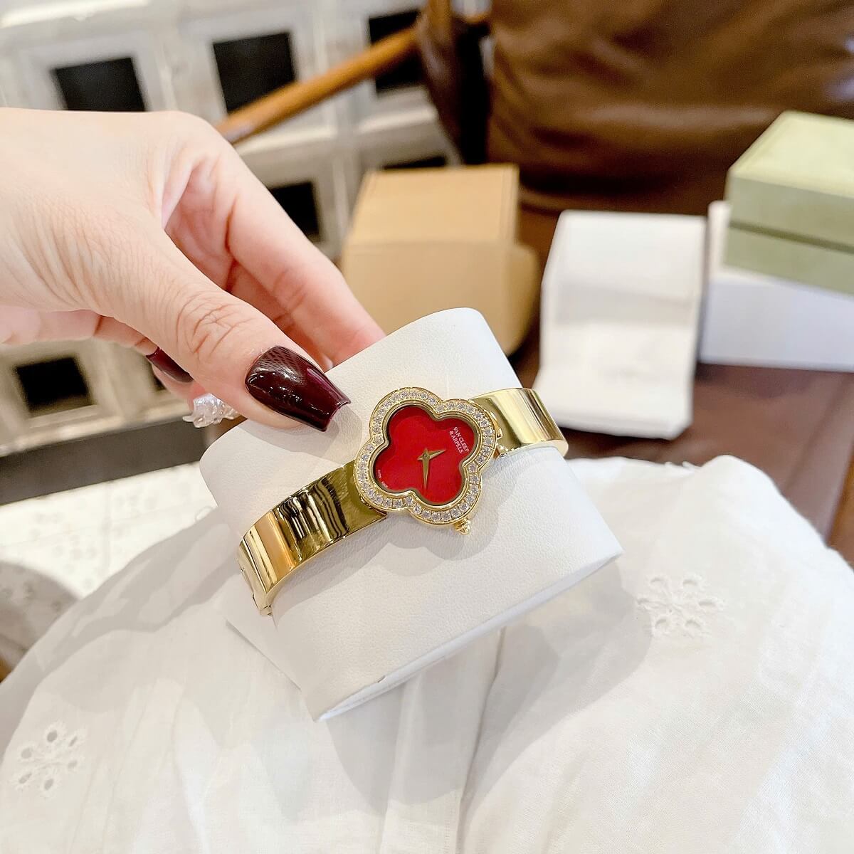 Đồng Hồ Nữ Van Cleef Cuff Bông Hoa Mặt Đỏ Viền Đá Kim Loại Mạ Vàng Size 28mm